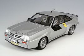 08491 REVELL 1:18 Opel Manta 400 homologation car Breitbau silber